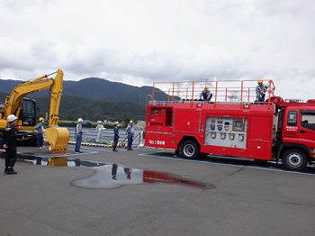 現場実動訓練（送水車の接続訓練にて、海水を取水するためのホースを敷設する様子）