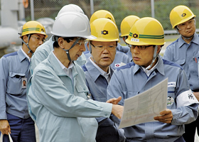 大飯発電所をご視察される西川福井県
知事（左手前）
