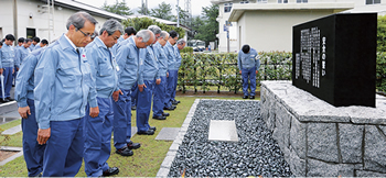8月9日（土）15時22分 事故発生時刻に合わせて黙祷を行う八木社長（前列左から４人目）