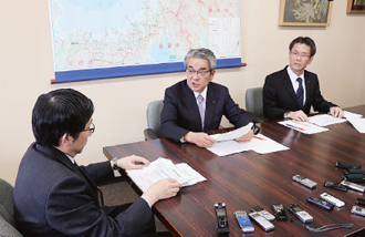 廃止措置協定に基づき福井県安全環境部清水部長（左）に報告する森中原子力事業本部長代理（中央）