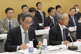 佐藤委員長、東副委員長（左から）