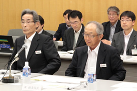 佐藤委員長、東副委員長（左から）