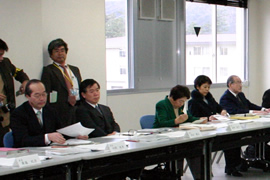 向殿委員、宮村委員、政野委員、篠崎委員、黒田委員(左から)