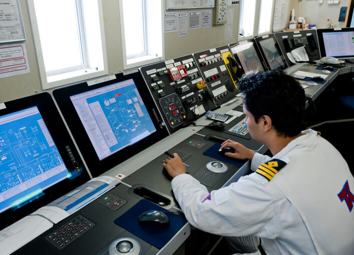 船内でLNGの荷役作業を監視する船員