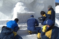 南砺利賀そば祭りの雪像作りに協力(富山県南砺市)