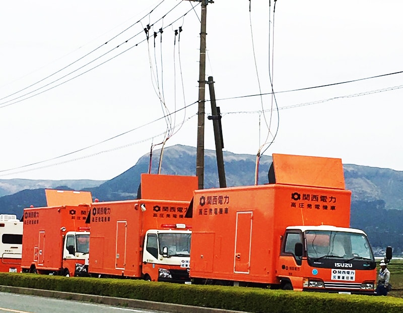 停電中の配電線に応急送電を行う高圧発電機車