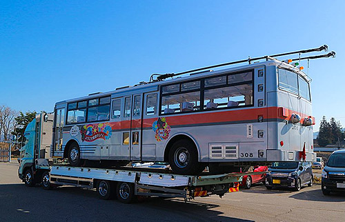 4月15日から観光スタート、トロリーバスを扇沢駅に引越