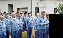 8月8日（金）「安全の誓い」の碑の前で安全最優先の事業活動を誓う八木社長