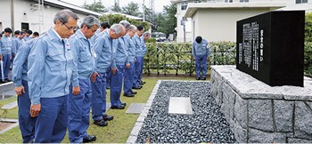 8月9日(土)15時22分 事故発生時刻に合わせて黙祷を行う八木社長(前列左から4人目)