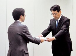 原子力規制委員会に運転期間延長認可申請書を提出する水田原子力事業本部副事業本部長(右)
