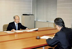 杉本副知事（右）に取組み状況について説明する豊松副社長（左）