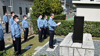 「安全の誓い」の石碑の前で安全最優先の事業活動を誓う社長