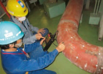 配管の肉厚測定の様子