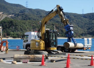 重機によるがれき除去訓練の様子