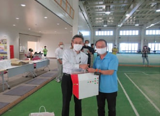 優勝された久々子Bチームの代表者(右)と表彰式に参加した松原副所長(左)