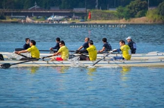美浜発電所管理者で編成されたクルー「チーム挑戦」の出艇・力漕の様子