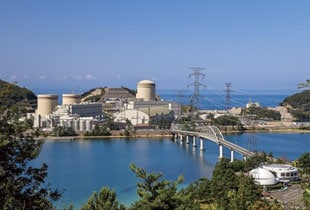美浜発電所と美浜原子力PRセンター（右手前）