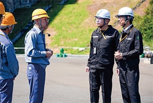 ご視察の様子(説明者:鶴所長、左から山中委員長、伴委員)