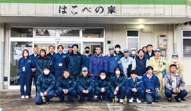 雑草を手分けして刈り取り