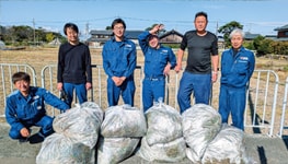 雑草を手分けして刈り取り