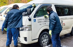 雑草を手分けして刈り取り