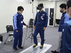 ＶＲにより高所作業を体感中