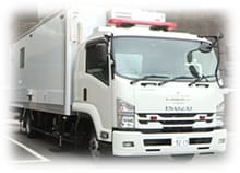 ロボットコントロール車 偵察用ロボットを遠隔操作する基地。放射線を遮へいできる操作室に改造した荷室を備えているもの。
