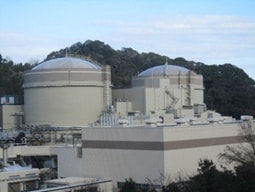 大飯発電所1号機（右）と2号機