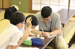 熱心に講師に質問する様子