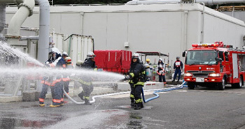 自衛消防隊と公設消防隊との連携による放水
