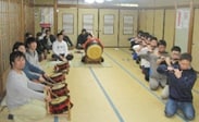 【囃子稽古風景】左手前が門脇さん
