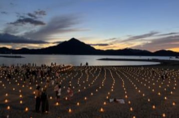 夕暮れに浮かび上がるキャンドル