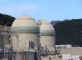 高浜３号機（左）、４号機（右）