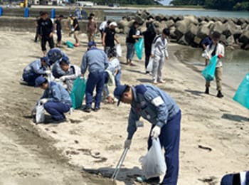 鳥居浜海水浴場での清掃活動の様子