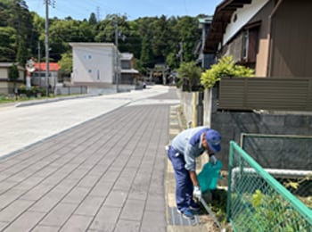 佐伎治神社参道での清掃活動の様子