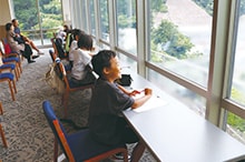 発電所での写生会の様子