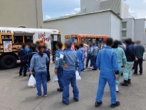 キッチンカー前の賑わいの様子