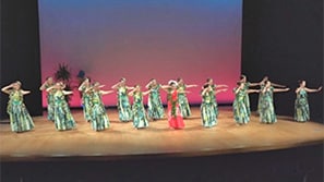 「Ｈｏａｌｏｈａ　Ｈｕｌａ　Ｓｔｕｄｉｏ（ホアロハ フラ スタジオ）」の活動の様子