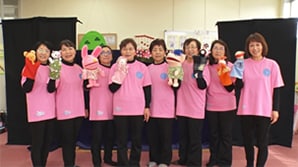 「子育てサポーターの会〝ＣＯＳＡＰＯ　人形劇団〟」の活動の様子