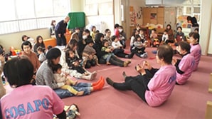 「子育てサポーターの会〝ＣＯＳＡＰＯ　人形劇団〟」の活動の様子