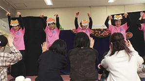 「子育てサポーターの会〝ＣＯＳＡＰＯ　人形劇団〟」の活動の様子