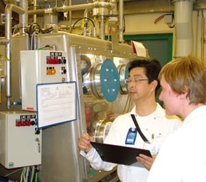 製造工程を確認する駐在員