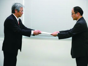 国から合格証の交付を受ける当社の後藤原子燃料部長（左）