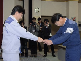 経済産業省からＭＯＸ燃料の使用前検査合格証を受ける長谷所長（右）