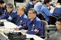 原子力緊急時対策本部で陣頭指揮を執る八木社長（写真右）