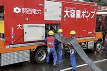 海水冷却系確保訓練　大容量ポンプにホースを敷設する様子