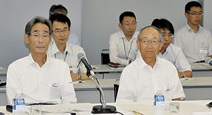 佐藤委員長（左）、東副委員長