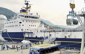 ＭＯＸ燃料輸送船からＭＯＸ燃料輸送容器を陸揚げ