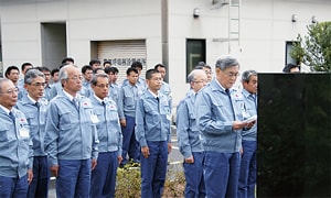 安全の誓いの碑の前で安全最優先の事業活動を誓う八木社長