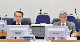 渡邉委員長（左）と代谷副委員長（右）